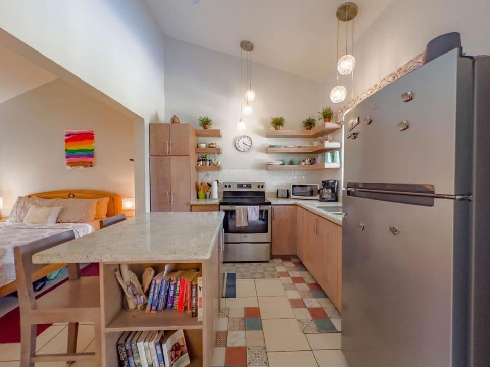 Emerald Haven Second Floor Studio Mins from Beach House in Coco