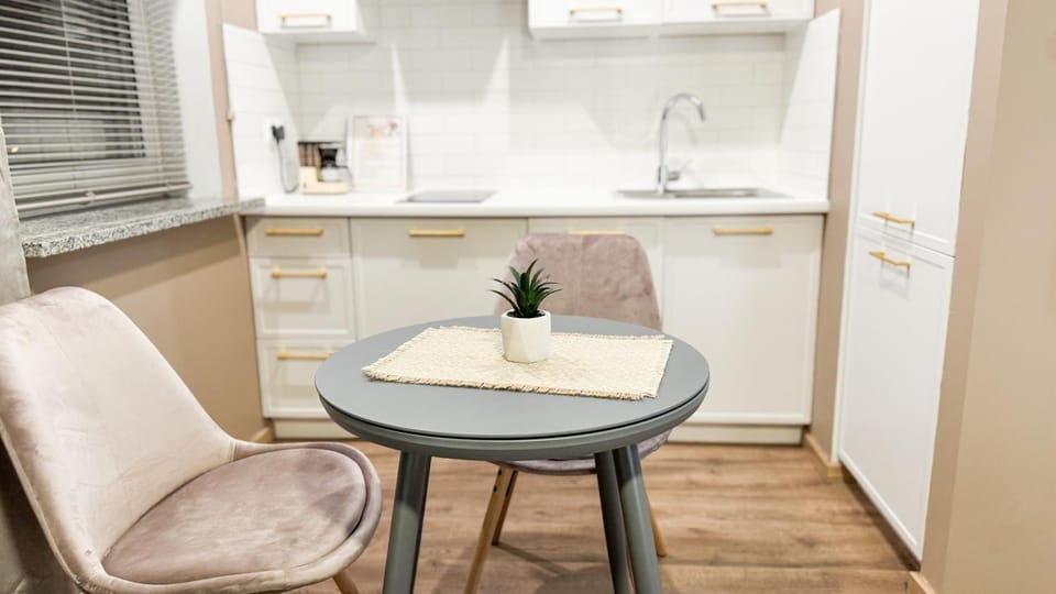 Kitchen or kitchenette, Dining area