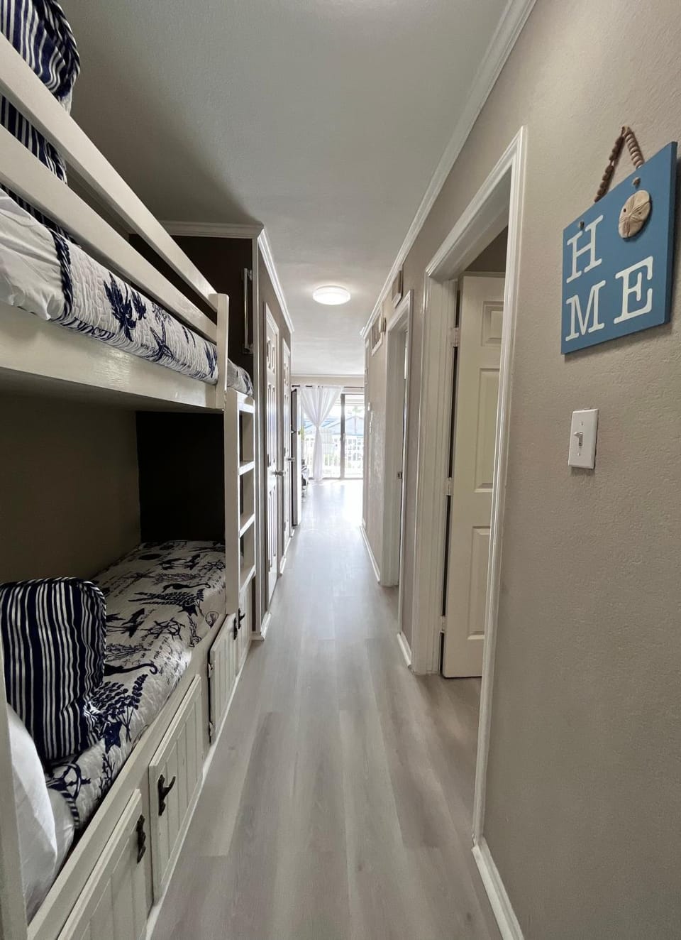 Facade/entrance, bunk bed