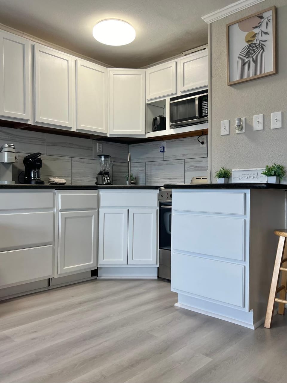 Kitchen or kitchenette, oven, toaster