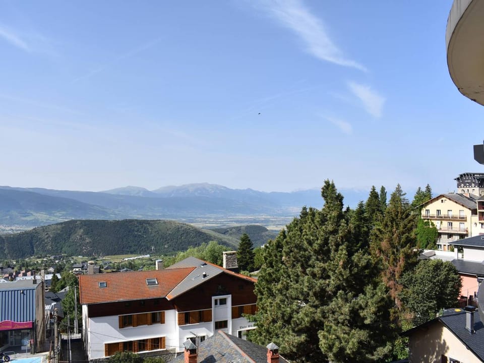 Grand appartement 7 pers en centre-ville de Font-Romeu avec vue sur les Pyrénées - FR-1-580-116 Apartment in Bolquère