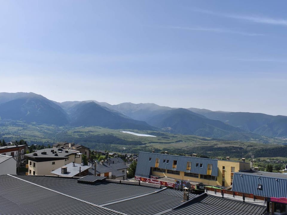 Grand appartement 7 pers en centre-ville de Font-Romeu avec vue sur les Pyrénées - FR-1-580-116 Apartment in Bolquère