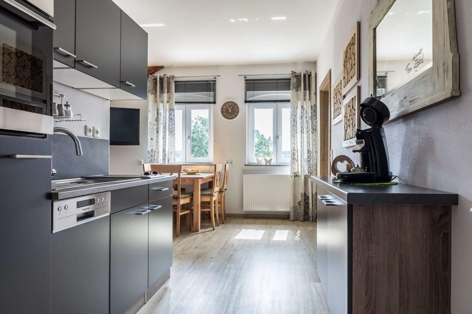 TV and multimedia, Kitchen or kitchenette, Living room, Seating area, Dining area