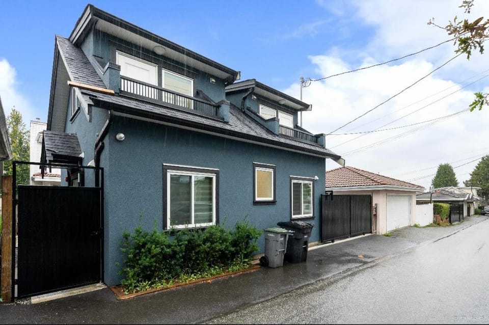 Entire new small home House in Burnaby