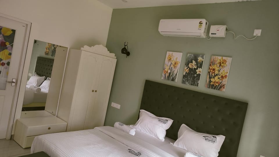 Bed, Bedroom, wardrobe, air conditioner