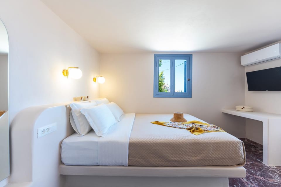 Bed, TV and multimedia, View (from property/room), Photo of the whole room, Bedroom, Sea view, towels