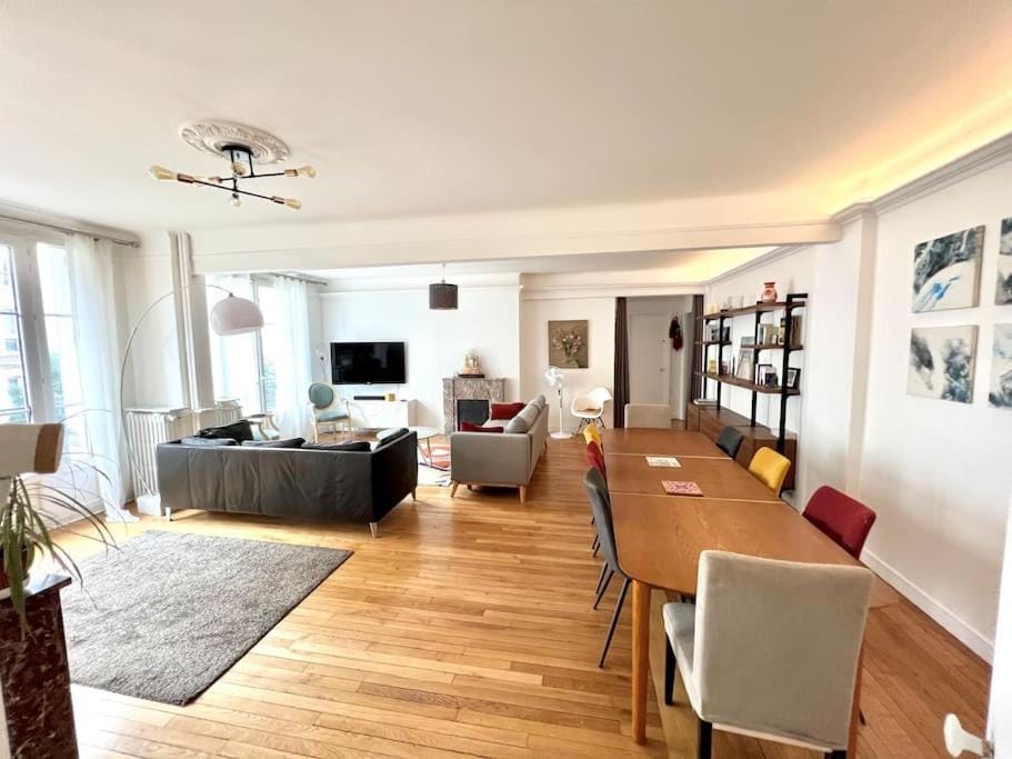 Communal lounge/ TV room, TV and multimedia, Living room, Seating area, Dining area