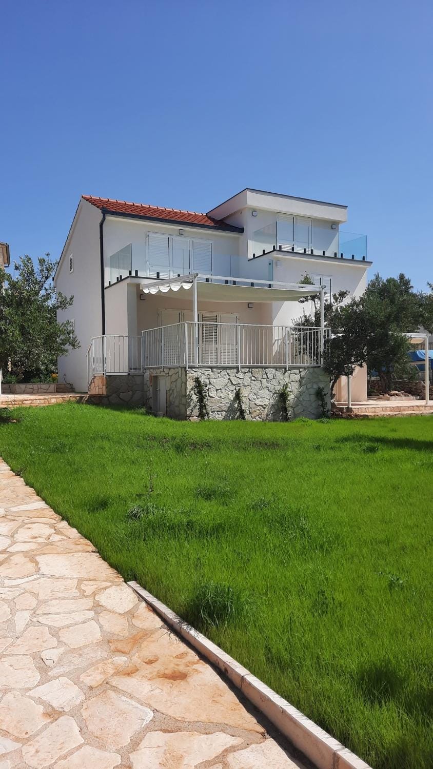 Property building, Garden, Balcony/Terrace