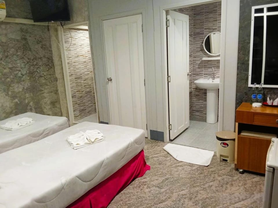 Bed, Bathroom, TV and multimedia, Photo of the whole room, Bedroom, towels
