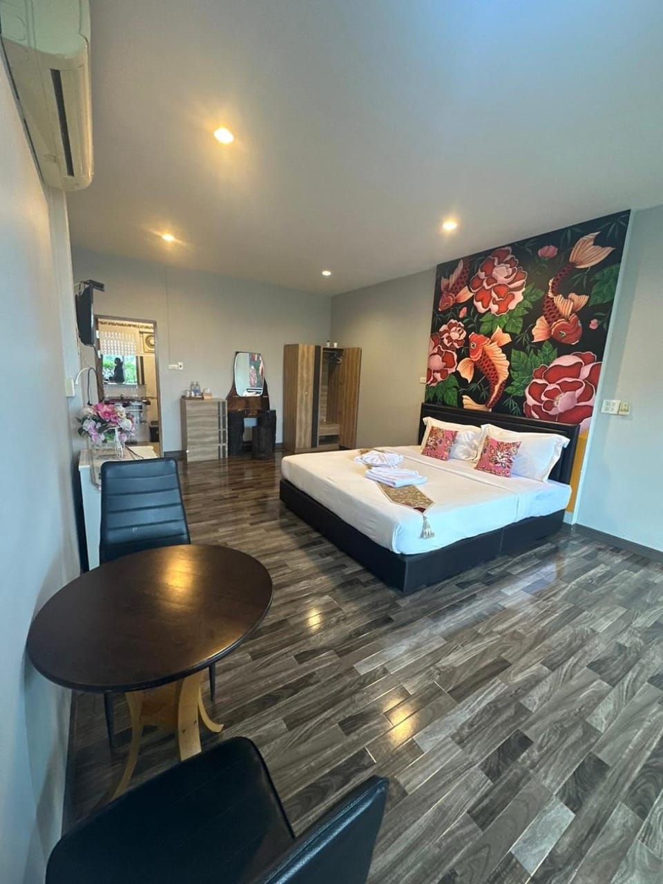 Bed, Living room, Photo of the whole room, Seating area, Dining area, Bedroom, wardrobe