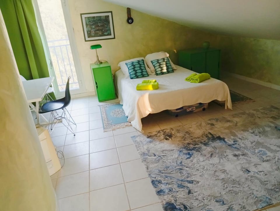 Bed, Photo of the whole room