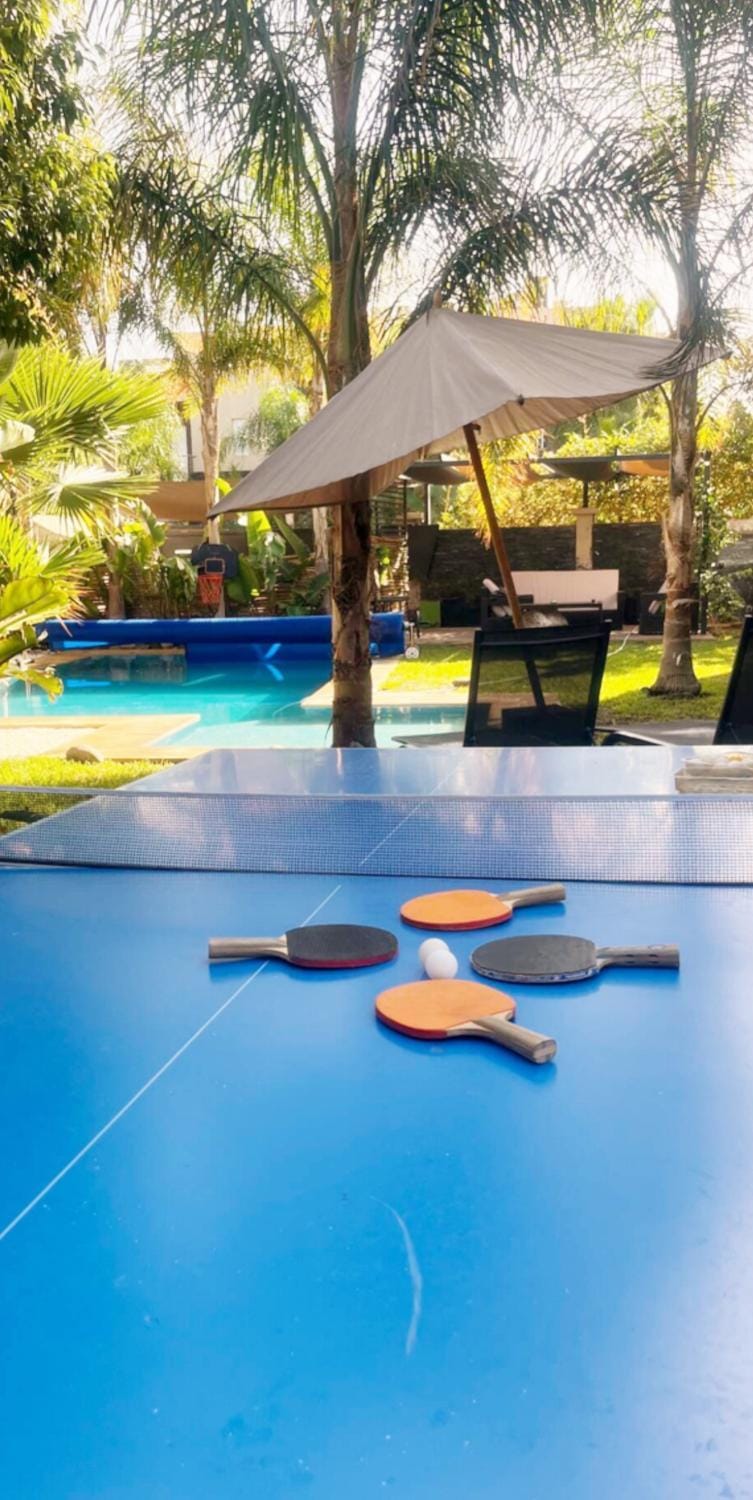 Exotic villa-VIP-family only -housekeeper ,Billard,ping-pong,piscine privée chauffée-sur demande- Villa in Marrakesh