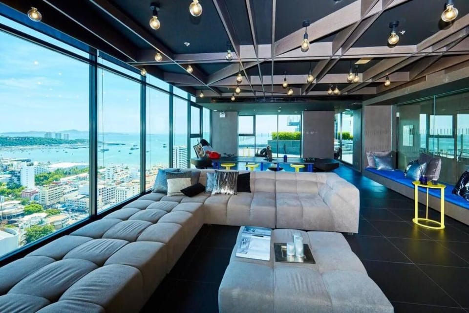 Central Pattaya, Best Location With Infinity Pool Apartment in Pattaya City