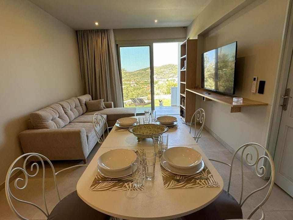 Natural landscape, TV and multimedia, Living room, Seating area, Dining area