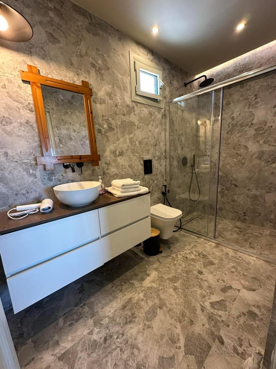 Shower, Toilet, Bathroom, towels