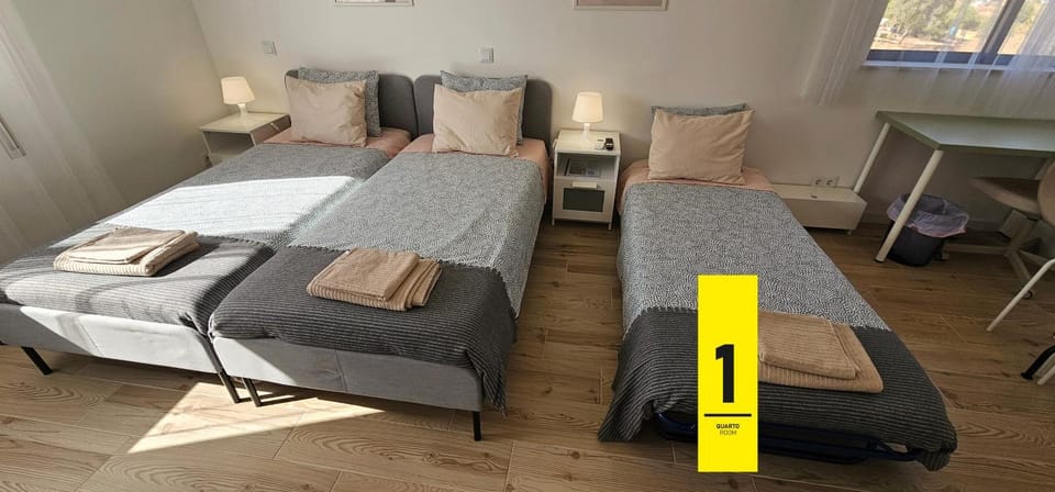 Bed, Living room, Bedroom, towels