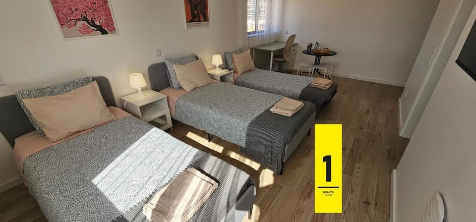 Bed, Dining area, Bedroom