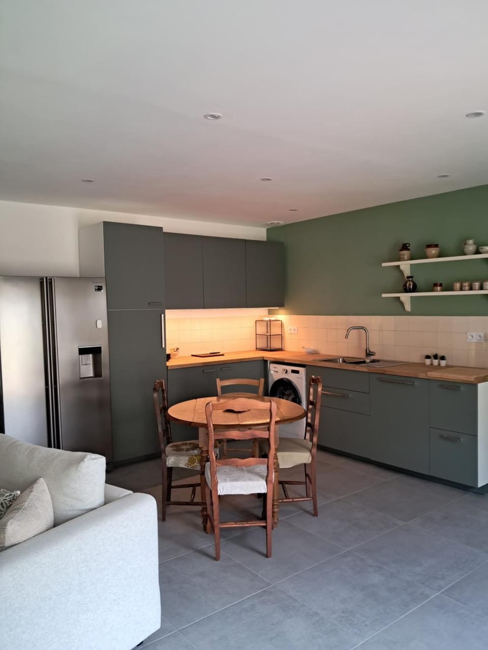 Kitchen or kitchenette, Dining area