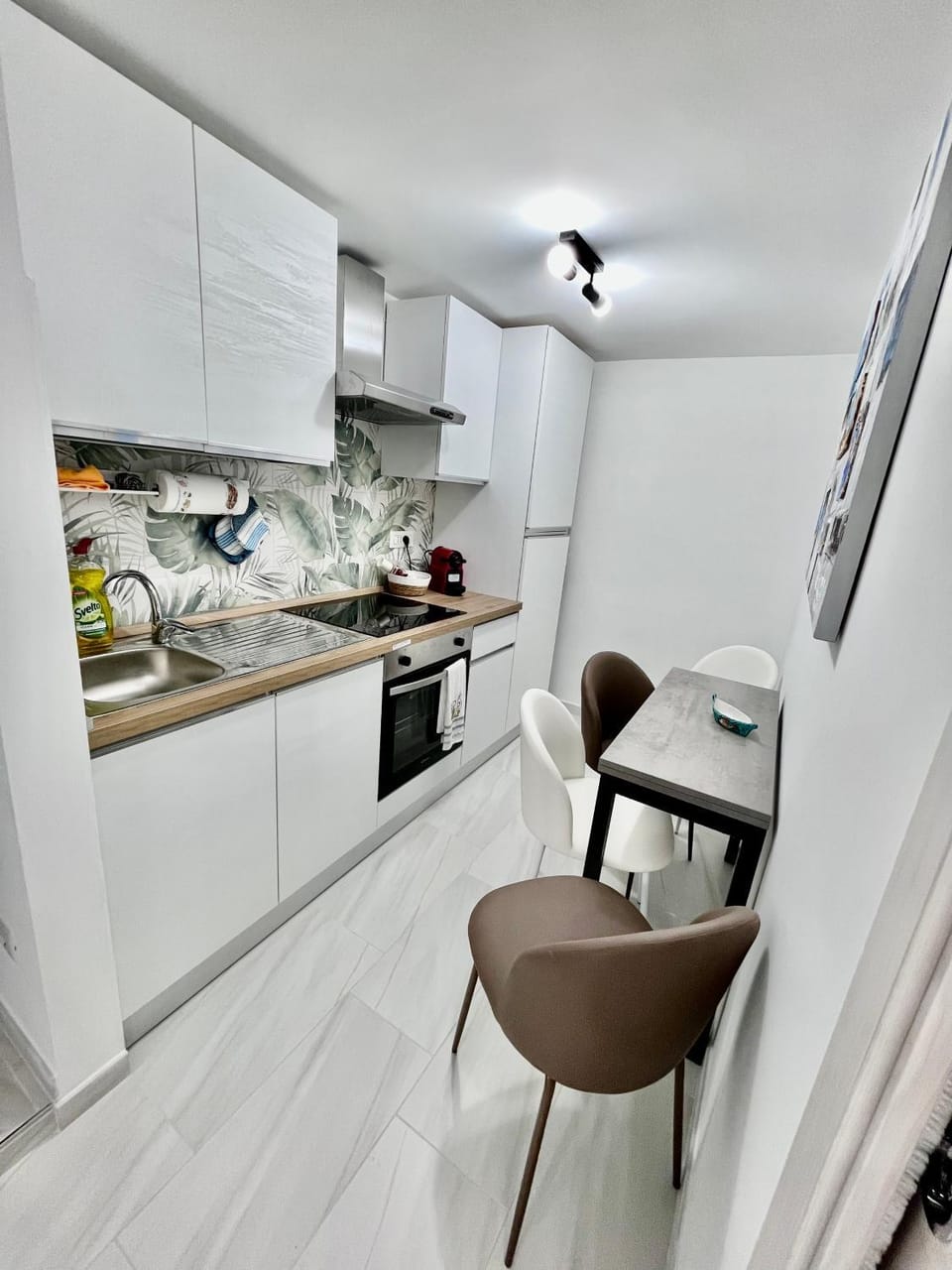 Kitchen or kitchenette, Dining area, oven, stove