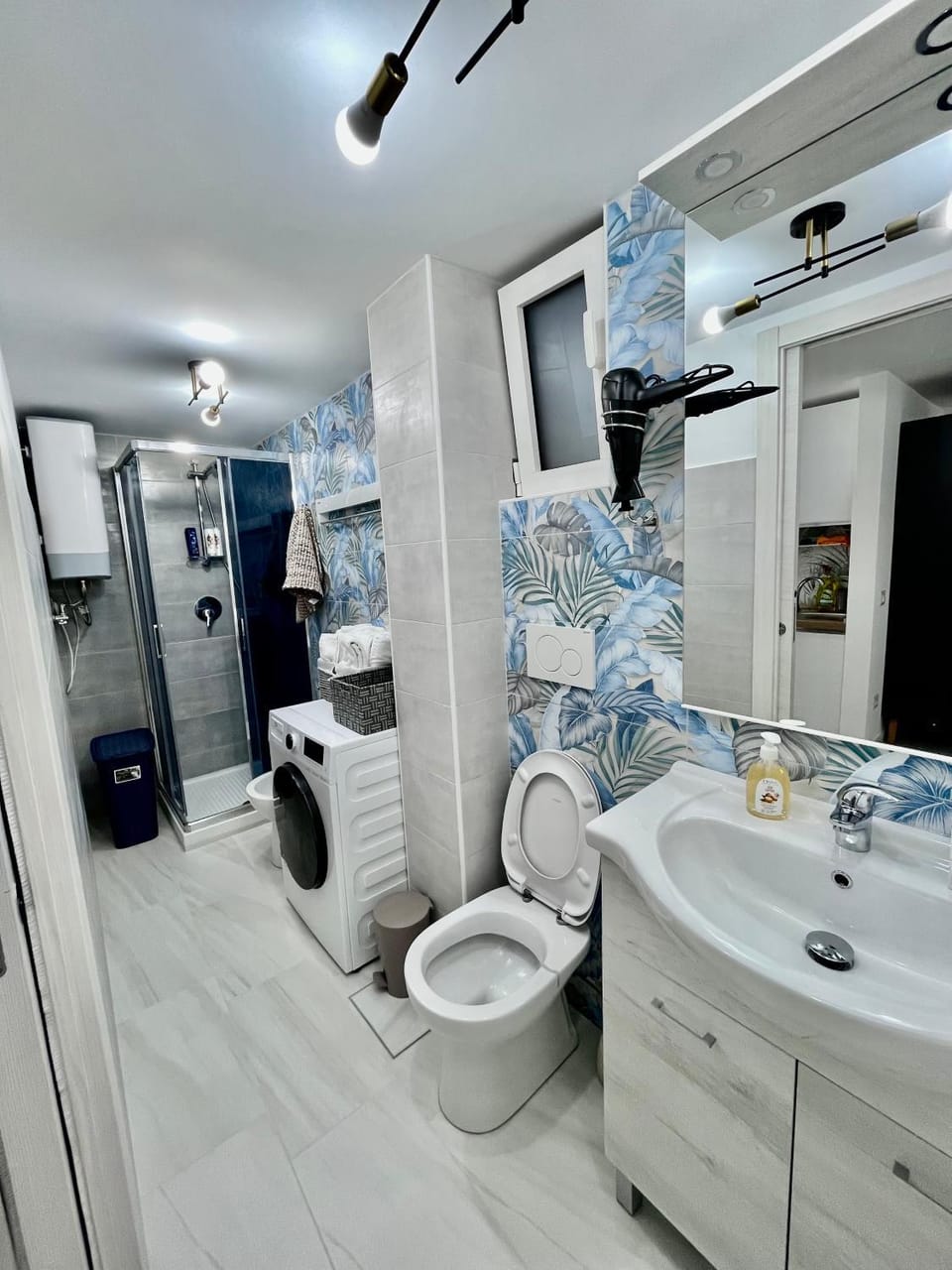 Shower, Toilet, Bathroom, bidet, towels