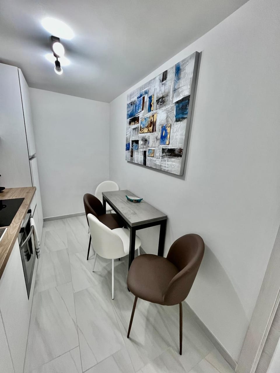 Kitchen or kitchenette, Living room, Seating area, Dining area