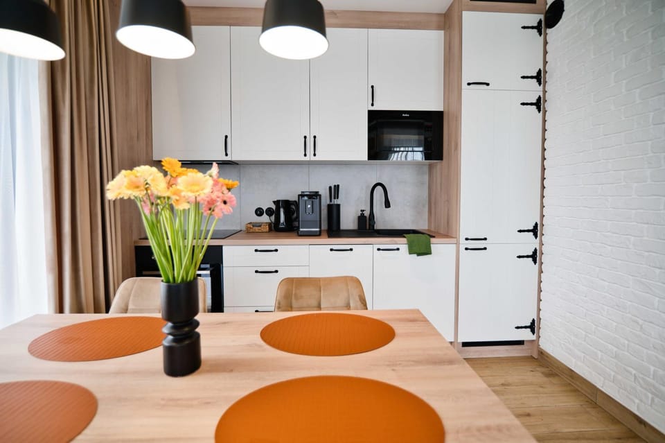 Coffee/tea facilities, Kitchen or kitchenette, Dining area, stove