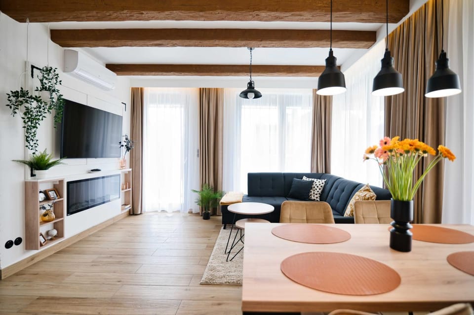 Communal lounge/ TV room, TV and multimedia, Living room, Seating area, Dining area, Evening entertainment