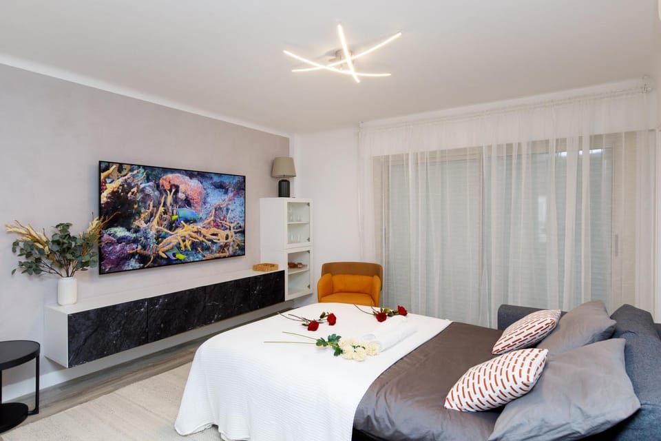 Communal lounge/ TV room, Bed, TV and multimedia, Living room