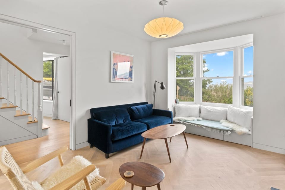 1 Avonside, Bantham with sea views House in England