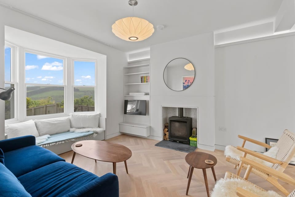 1 Avonside, Bantham with sea views House in England