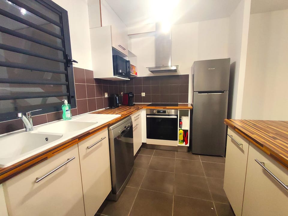 Coffee/tea facilities, dishwasher, microwave, oven, stove, kitchen