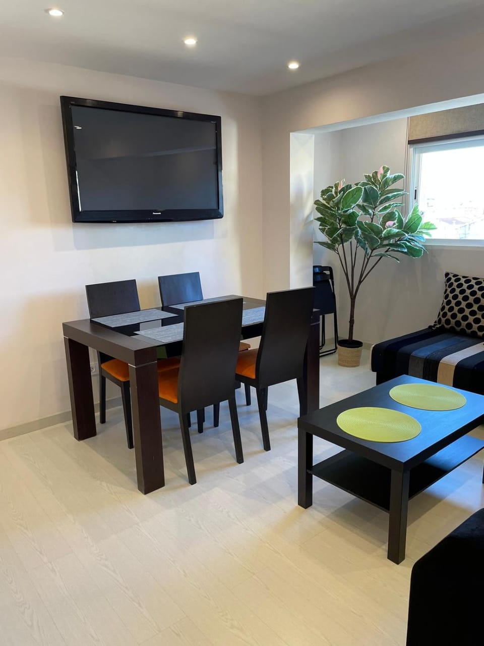 Communal lounge/ TV room, TV and multimedia, Living room, Seating area, Dining area, Evening entertainment