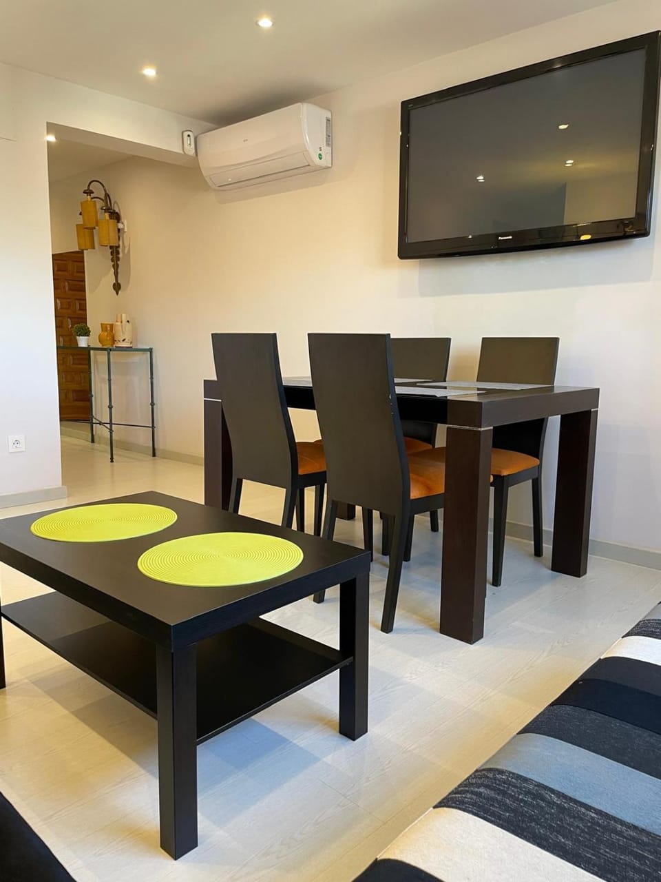 Communal lounge/ TV room, TV and multimedia, Living room, Seating area, Dining area, Evening entertainment, air conditioner