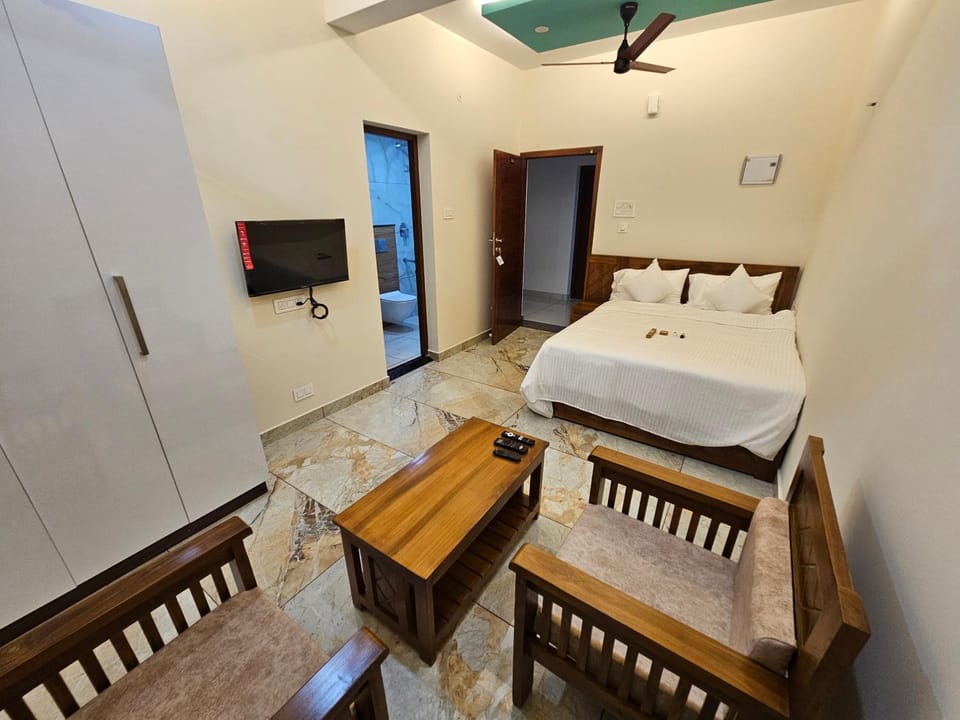 Communal lounge/ TV room, Bed, TV and multimedia, Living room, Photo of the whole room, Seating area, Bedroom, wardrobe, air conditioner