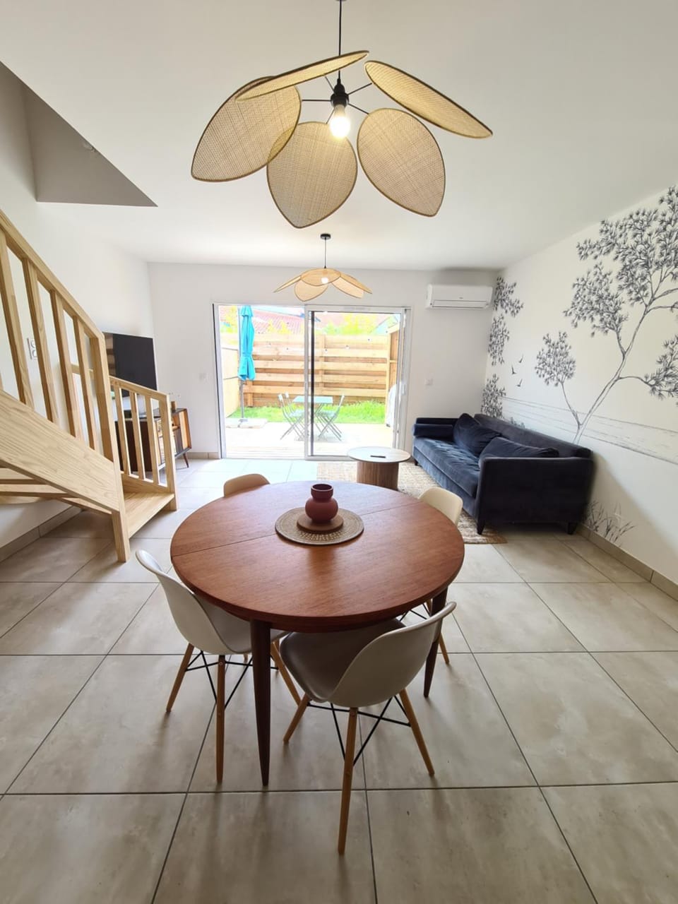 Living room, Seating area, Dining area
