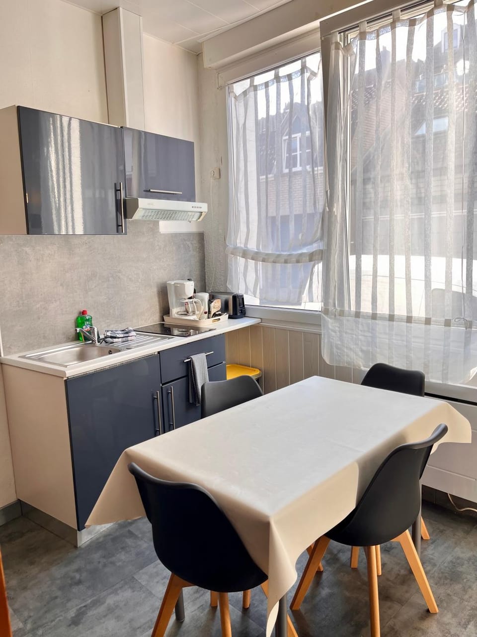 Coffee/tea facilities, Kitchen or kitchenette, stove, kitchen
