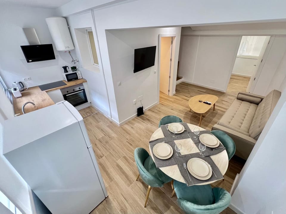 Kitchen or kitchenette, Dining area