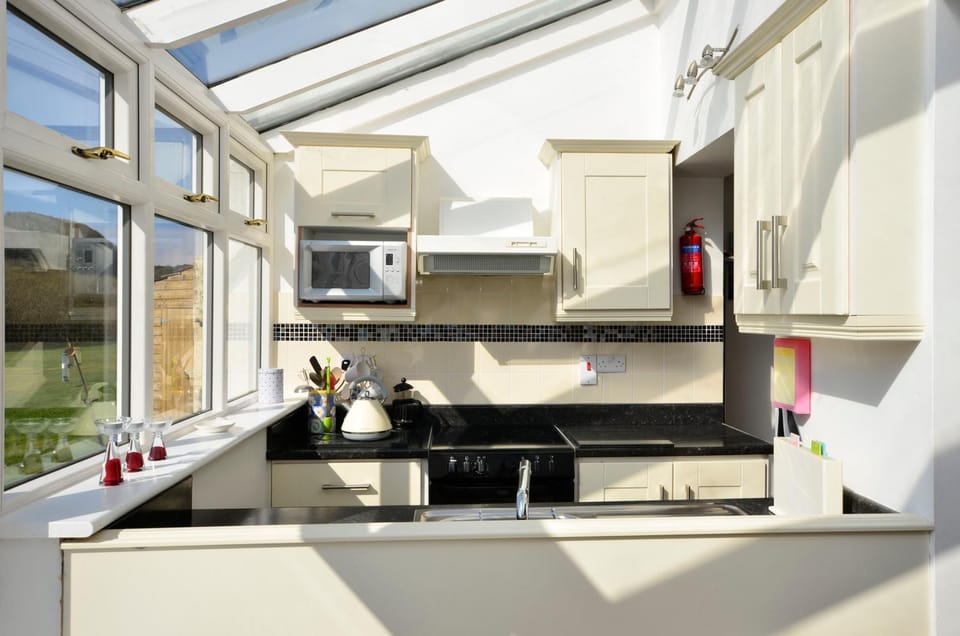 Kitchen or kitchenette, microwave, oven, stove