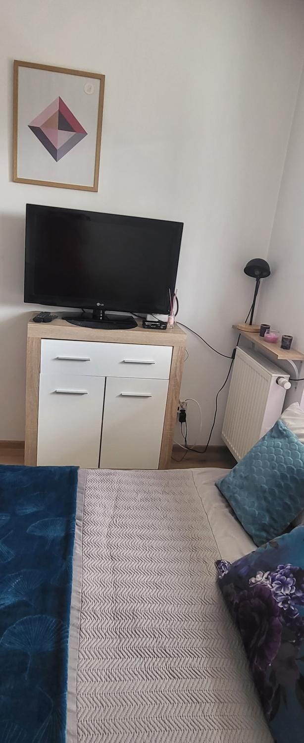 Bed, TV and multimedia, Photo of the whole room, Seating area, Evening entertainment, Bedroom