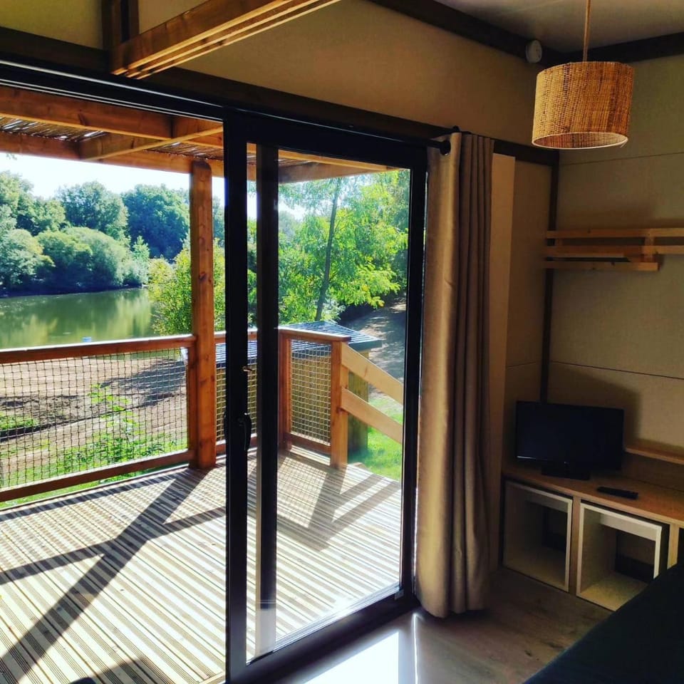 Chalet au bord de l'eau les Logis de l'Oumois Nature lodge in Pays de la Loire