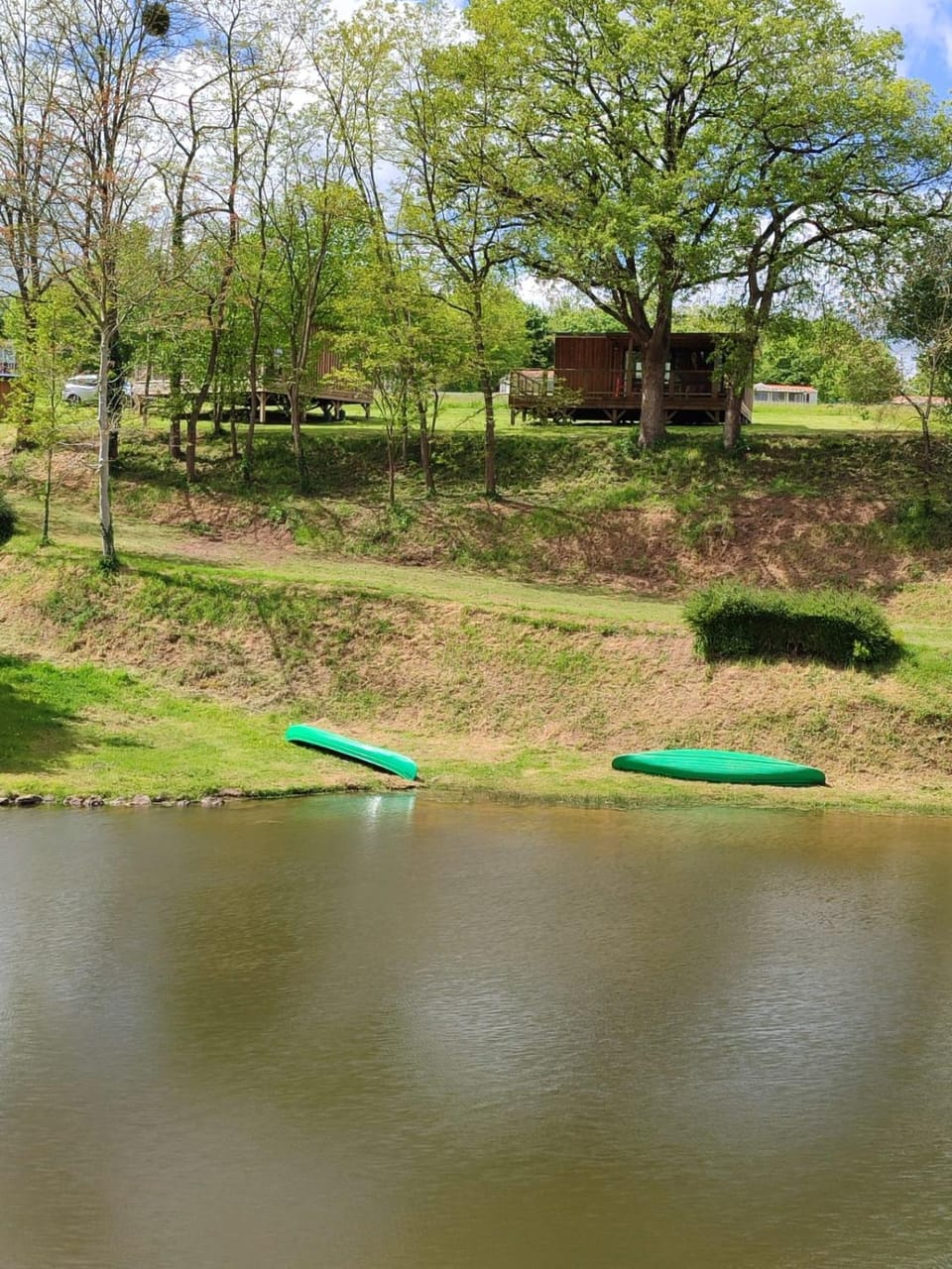 Chalet au bord de l'eau les Logis de l'Oumois Nature lodge in Pays de la Loire