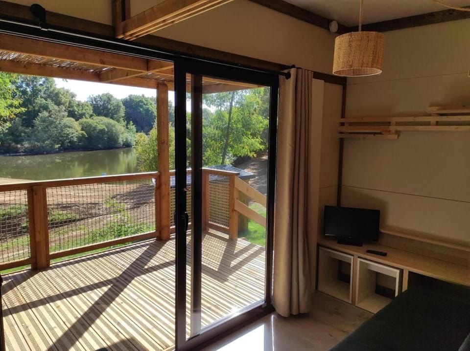 Chalet au bord de l'eau les Logis de l'Oumois Nature lodge in Pays de la Loire