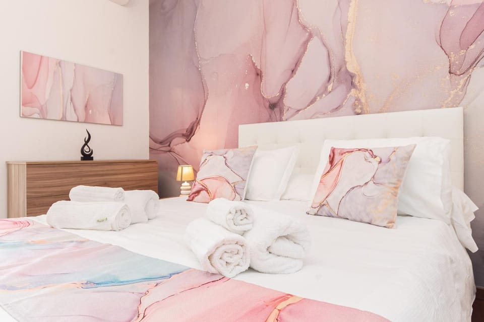 Bed, Photo of the whole room, Bedroom, towels