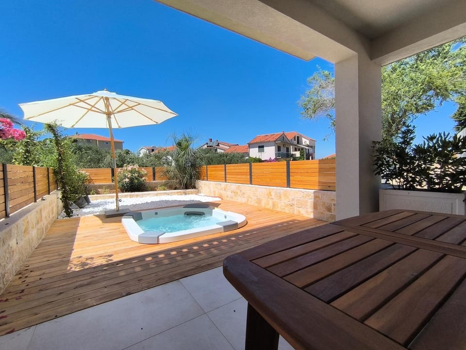 Hot Tub, Spa and wellness centre/facilities, Inner courtyard view