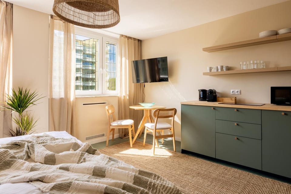 Bed, TV and multimedia, Kitchen or kitchenette, Photo of the whole room, Dining area