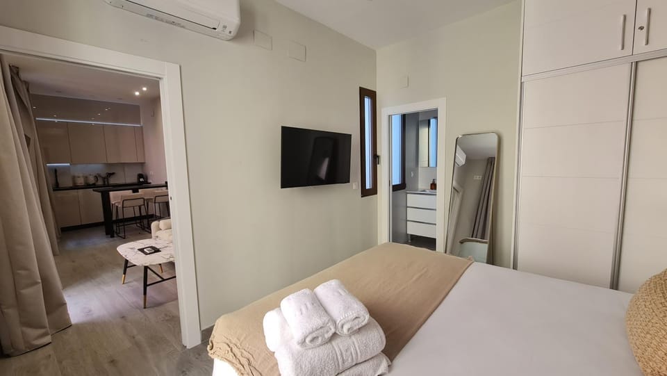 Bed, Kitchen or kitchenette, Living room, Seating area, Bedroom, air conditioner