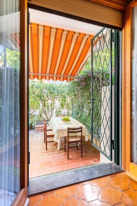 Patio, Day, Garden, Balcony/Terrace, Living room, Seating area, Dining area, Garden view