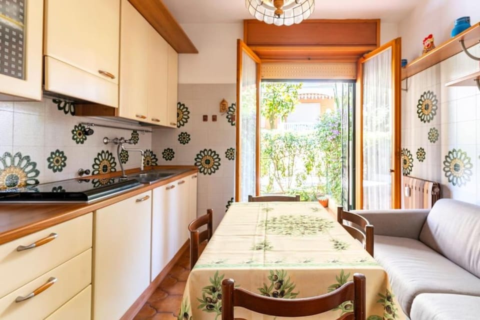 Kitchen or kitchenette, Living room, Seating area, Dining area, pet friendly, stove