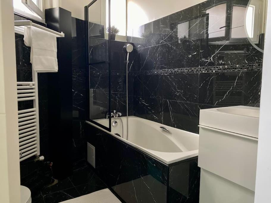 haussmannien, près arc Triomphe Apartment in Paris