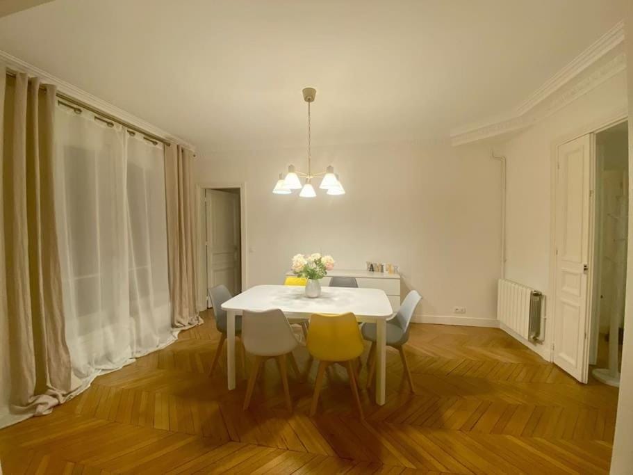 haussmannien, près arc Triomphe Apartment in Paris
